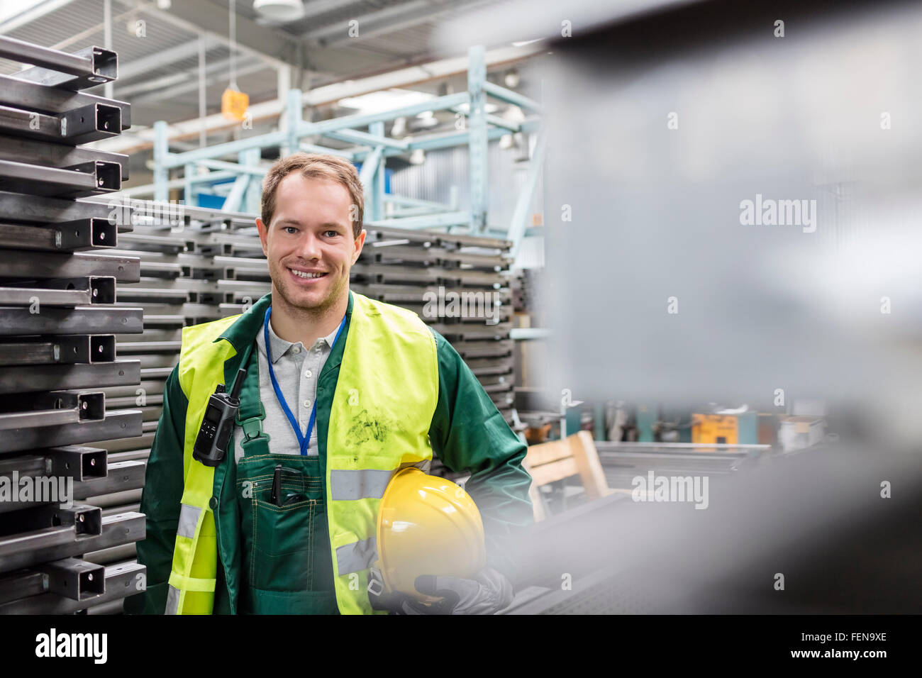 Porträt lächelnde Arbeiter in Schutzkleidung im Stahlwerk Stockfoto