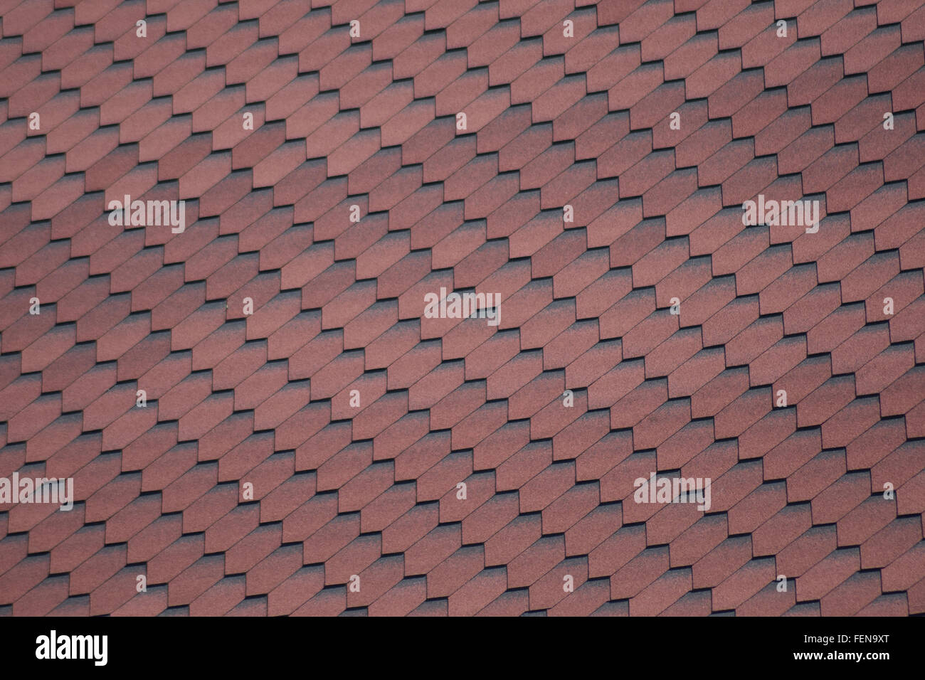 Dekorative Metall-Ziegel auf dem Dach. Arten der Deckung von Dächern