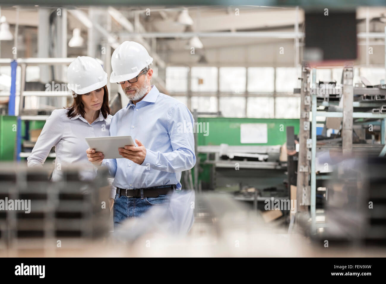 Ingenieure mit digital-Tablette im Stahlwerk Stockfoto