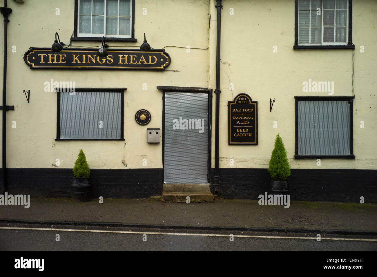 Geschlossen bis Pub The Kings Head, Hadstock, Cambridgeshire, Feb 2016. Dieses Dorfpub, The Kings Head Stand am Ende Januar 2016 geschlossen, im Mittelpunkt der Gemeinschaft. Die Kneipe für die Dorfgemeinschaft zu kaufen hat, ab Februar 2016, ist fehlgeschlagen. Hadstock ist ein Dorf in Essex, England, ungefähr 6 Meilen (10 km) von Saffron Walden. Es ist an der county Grenze mit Cambridgeshire und etwa 9 Meilen (14 km) von Cambridge. Die Volkszählung von 2001 verzeichnete eine Pfarrei Bevölkerung von 320, ansteigend auf 332 bei der Volkszählung 2011.  Die anglikanische Kirche Pfarrkirche Saint Botolph hat die älteste Tür noch in Stockfoto
