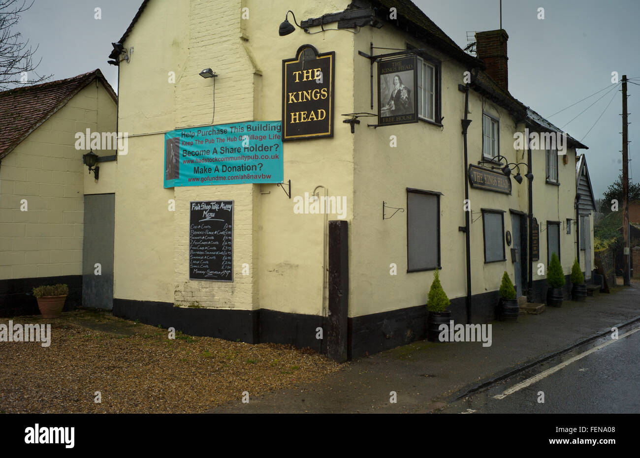Geschlossen bis Pub The Kings Head, Hadstock, Cambridgeshire, Feb 2016. Dieses Dorfpub, The Kings Head Stand am Ende Januar 2016 geschlossen, im Mittelpunkt der Gemeinschaft. Die Kneipe für die Dorfgemeinschaft zu kaufen hat, ab Februar 2016, ist fehlgeschlagen. Hadstock ist ein Dorf in Essex, England, ungefähr 6 Meilen (10 km) von Saffron Walden. Es ist an der county Grenze mit Cambridgeshire und etwa 9 Meilen (14 km) von Cambridge. Die Volkszählung von 2001 verzeichnete eine Pfarrei Bevölkerung von 320, ansteigend auf 332 bei der Volkszählung 2011.  Die anglikanische Kirche Pfarrkirche Saint Botolph hat die älteste Tür noch in Stockfoto