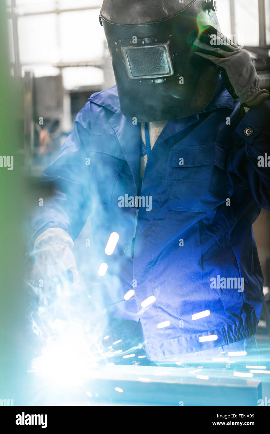 Schweißer in Schutzkleidung in Fabrik Stockfoto