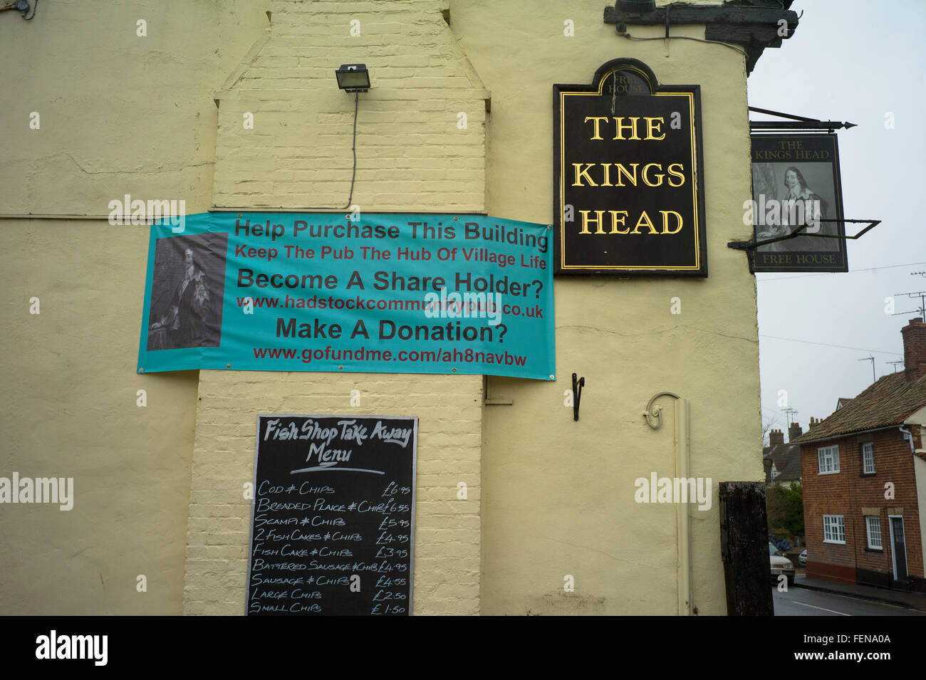 Geschlossen bis Pub The Kings Head, Hadstock, Cambridgeshire, Feb 2016. Dieses Dorfpub, The Kings Head Stand am Ende Januar 2016 geschlossen, im Mittelpunkt der Gemeinschaft. Die Kneipe für die Dorfgemeinschaft zu kaufen hat, ab Februar 2016, ist fehlgeschlagen. Hadstock ist ein Dorf in Essex, England, ungefähr 6 Meilen (10 km) von Saffron Walden. Es ist an der county Grenze mit Cambridgeshire und etwa 9 Meilen (14 km) von Cambridge. Die Volkszählung von 2001 verzeichnete eine Pfarrei Bevölkerung von 320, ansteigend auf 332 bei der Volkszählung 2011.  Die anglikanische Kirche Pfarrkirche Saint Botolph hat die älteste Tür noch in Stockfoto