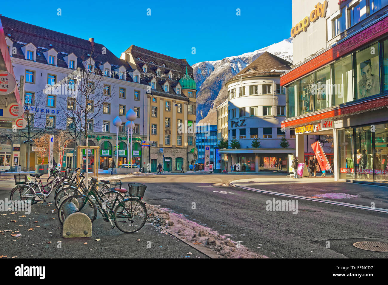 CHUR, Schweiz 1. Januar 2014 Straße mit Fahrrädern in der alten Stadt Chur. Chur ist CHUR, Schweiz 1. Januar 2014 Straße mit Fahrrädern in der alten Stadt Chur. Chur ist
