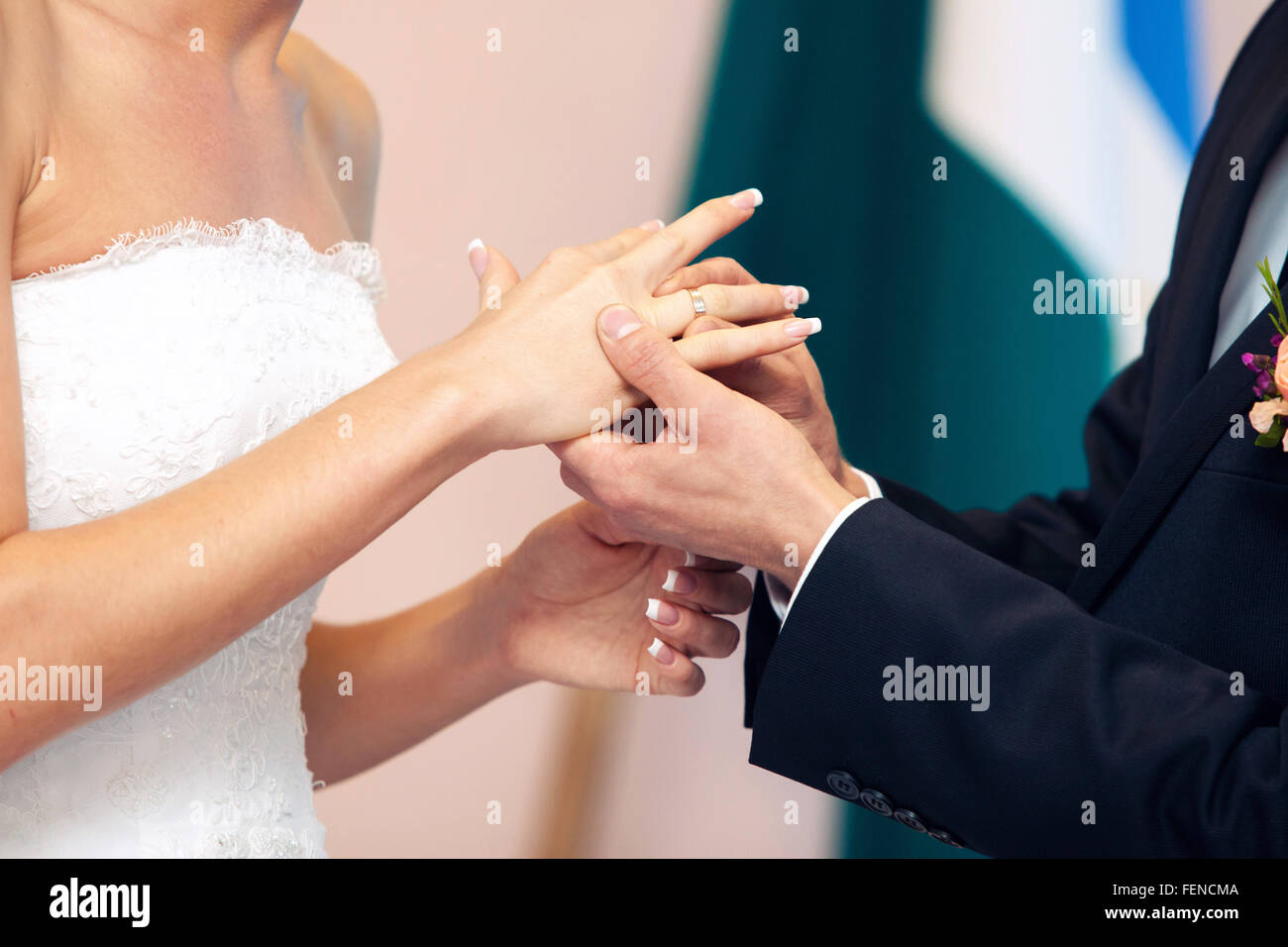 der Bräutigam Kleider nicht Gewicht einen Ring am Finger auf Hochzeit-Registrierung Stockfoto