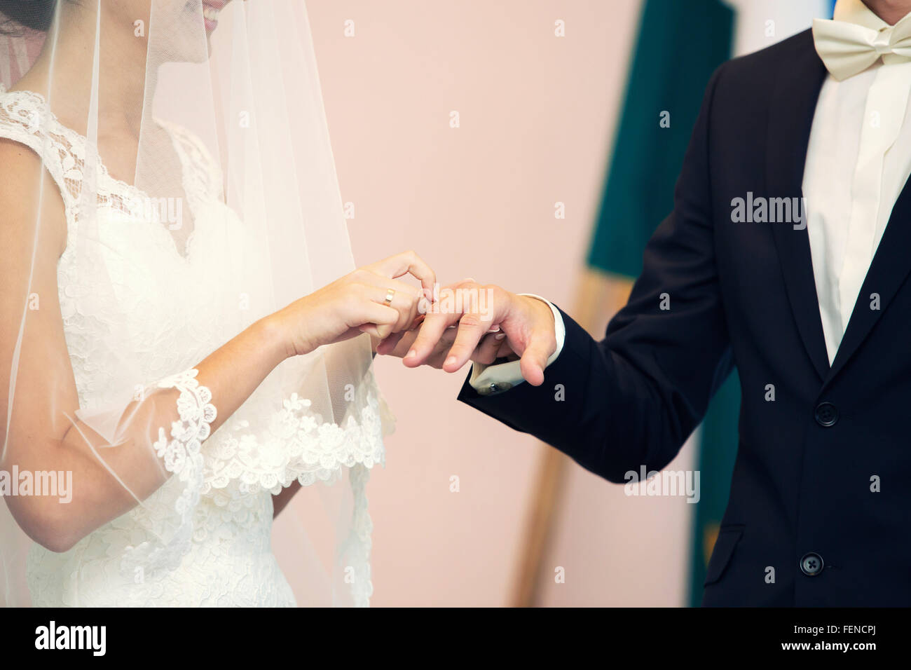 der Bräutigam Kleider nicht Gewicht einen Ring am Finger auf Hochzeit-Registrierung Stockfoto