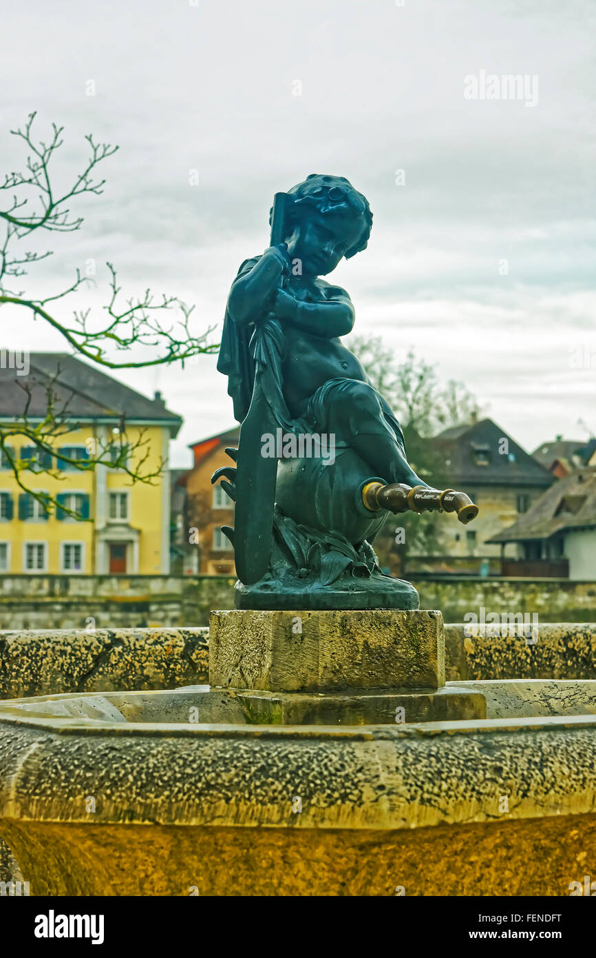 Brunnen der Engel-Statue in der Altstadt von Solothurn. Solothurn ist die  Hauptstadt des Kantons Solothurn in der Schweiz. Es befindet sich am Ufer  der Aare und am Fuße des Weissenstein Jura-Gebirge Stockfotografie -