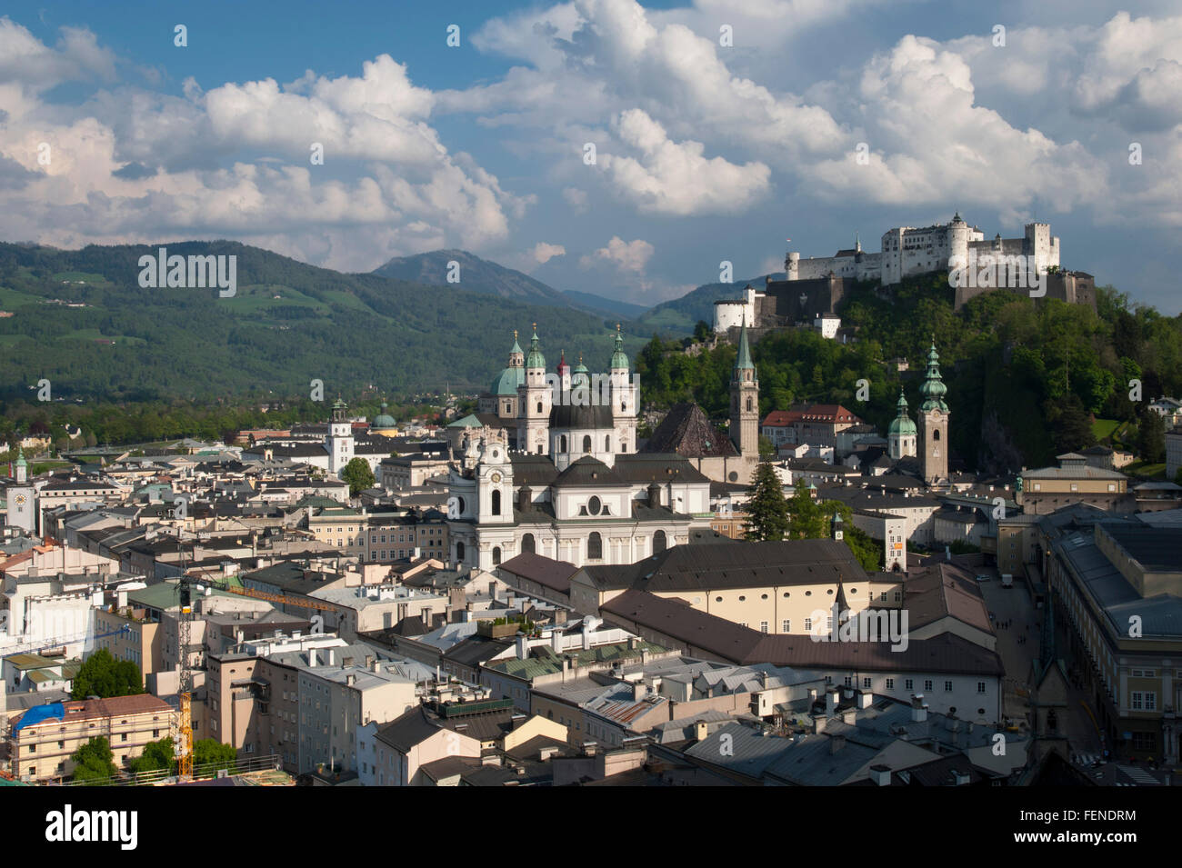 Mit Blick auf die Altstadt und die Festung Hohensalzburg, das historische Zentrum der Stadt Salzburg, ein UNESCO-Weltkulturerbe, Stockfoto