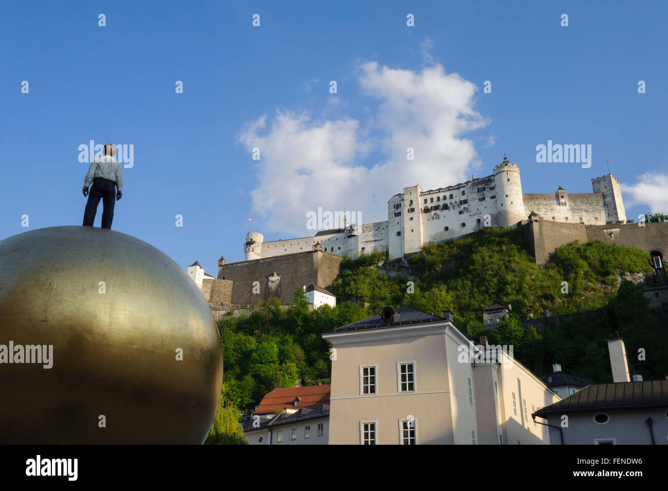 Kunstwerk Sphaera Auf 'm Kapitelplatz, Festung Hohensalzburg, das historische Zentrum der Stadt Salzburg, ein UNESCO-Weltkulturerbe Stockfoto