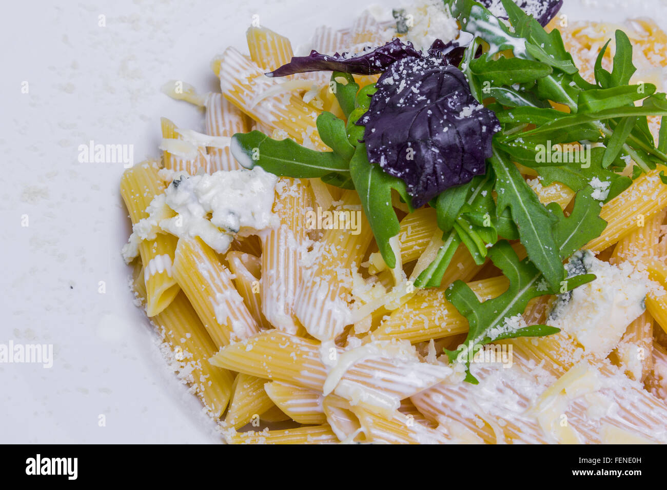 Penne mit vier Sorten Käse und Rucola, Nahaufnahme Stockfoto