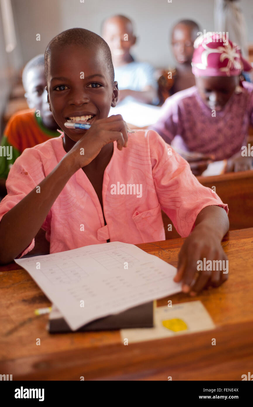 Mali, Afrika - August 2009 - Closeup Portrait eines schwarzen afrikanischen Grundschule Studenten haben eine Pause schreiben Stockfoto