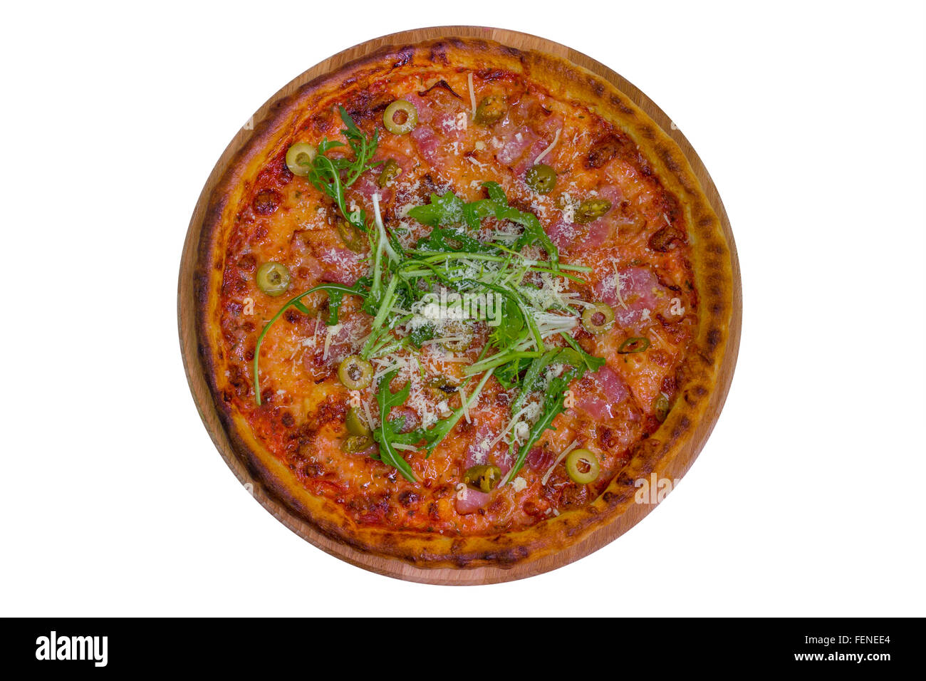 Pizza mit Salami, Speck und Oliven, Ansicht von oben, isoliert Stockfoto