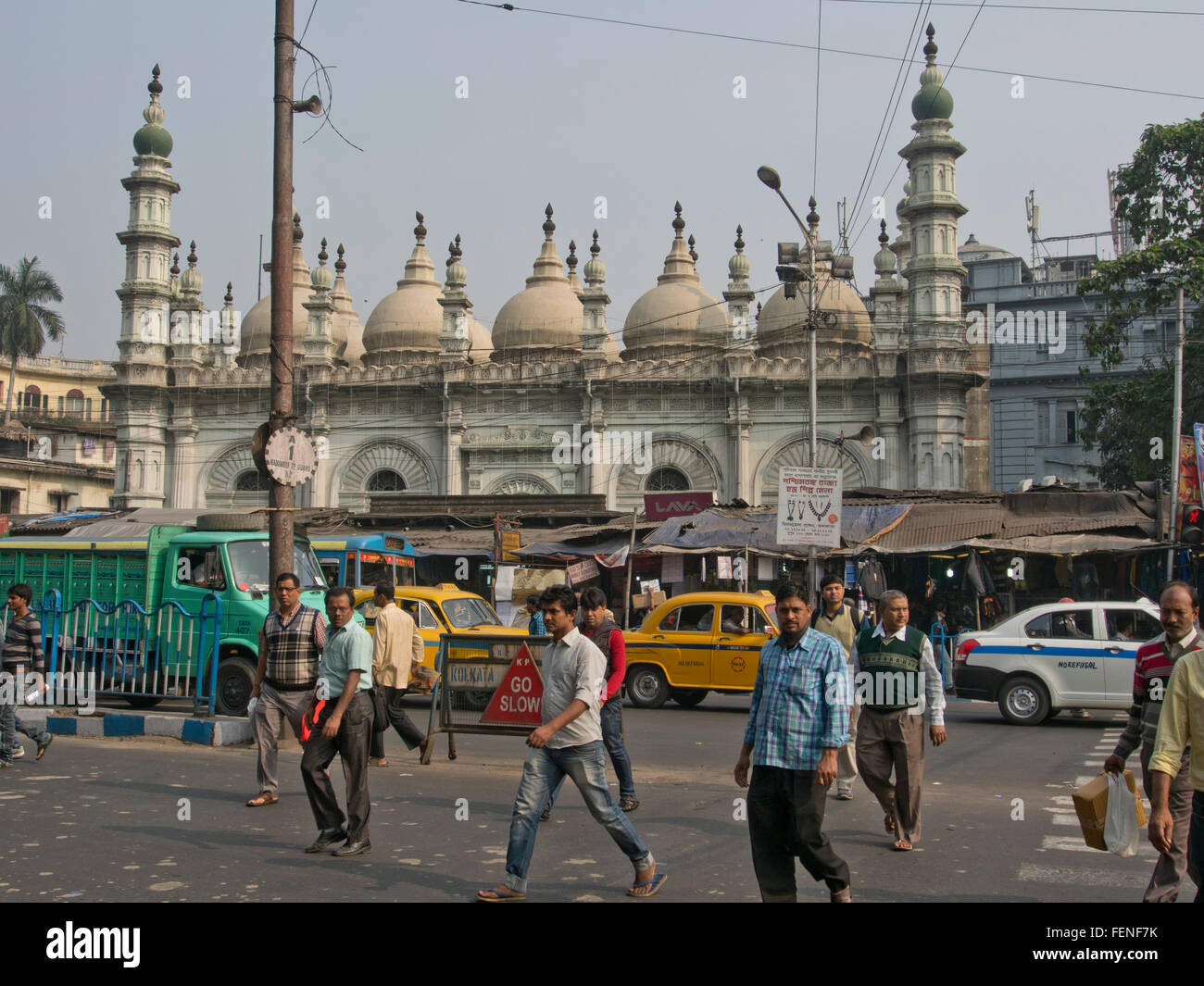 Verkehr und Fußgänger von Tipu Sultan Moschee in Kolkata, Indien Stockfoto
