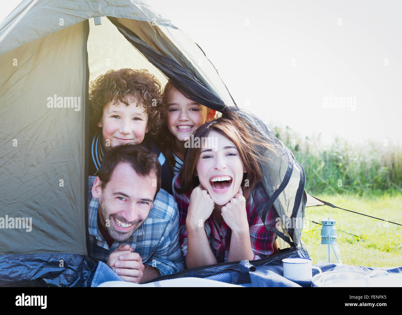 Porträt, Lächeln Familie im Zelt Stockfoto