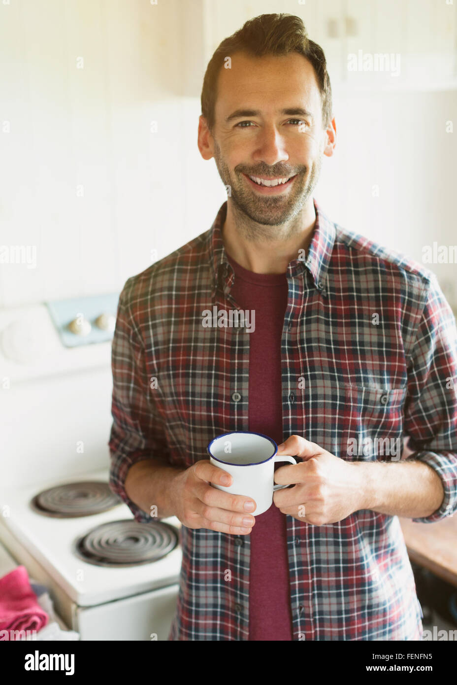 Porträt, Lächeln Brünette Mann Kaffeetrinken in Küche Stockfoto