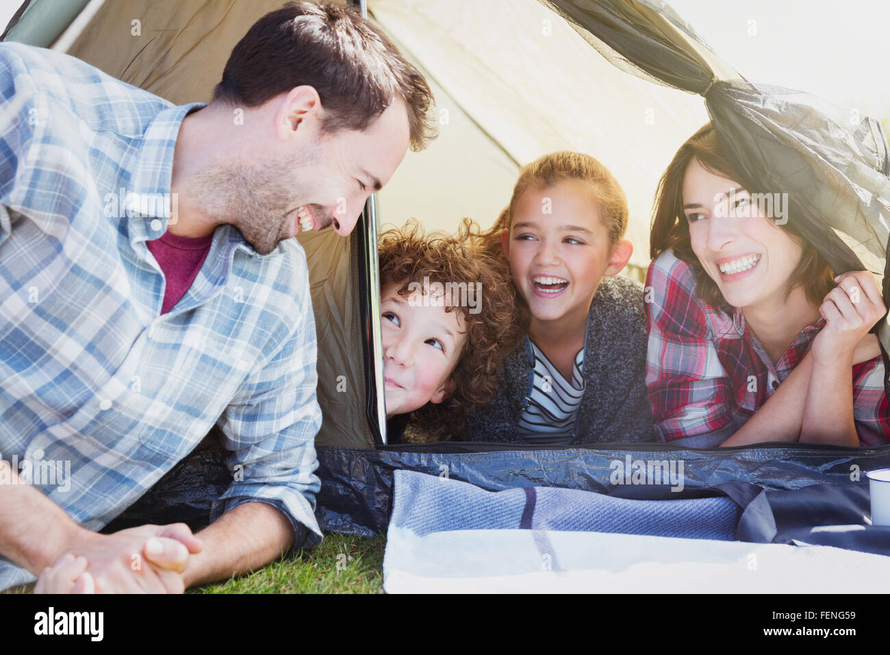 Lächelnde Familie im Zelt Stockfoto