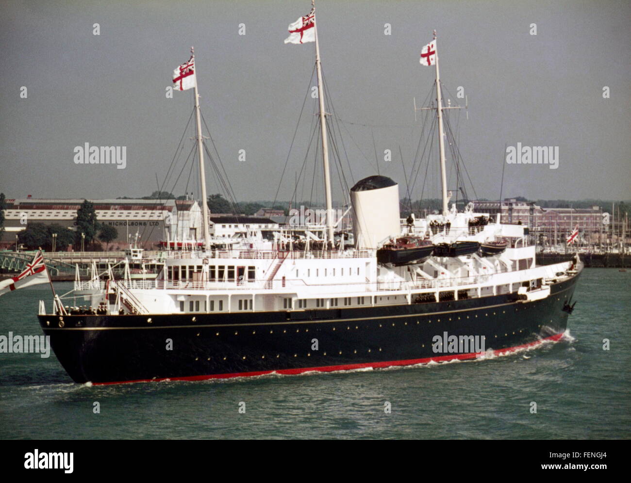 AJAX-NEWS-FOTOS. 1975 (CA.). PORTSMOUTH, ENGLAND. -ROYAL YACHT - DIE ROYAL YACHT BRITANNIA, EINTRITT IN DIE MARINE BASIS. FOTO: VIV TOWNLEY/AJAX REF: 15001 Stockfoto