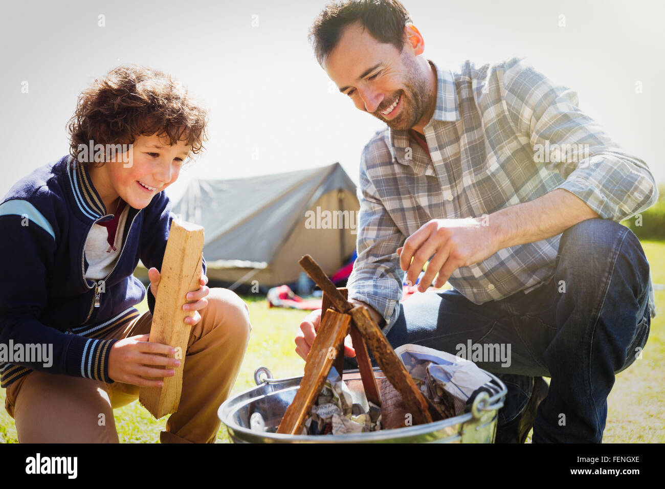 Vater und Sohn bauen Lagerfeuer Stockfoto