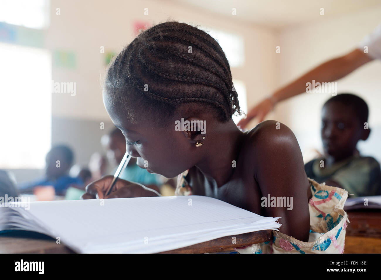 Mali, Afrika - August 2009 - Closeup Portrait eines schwarzen afrikanischen Grundschule Studenten schreiben Stockfoto