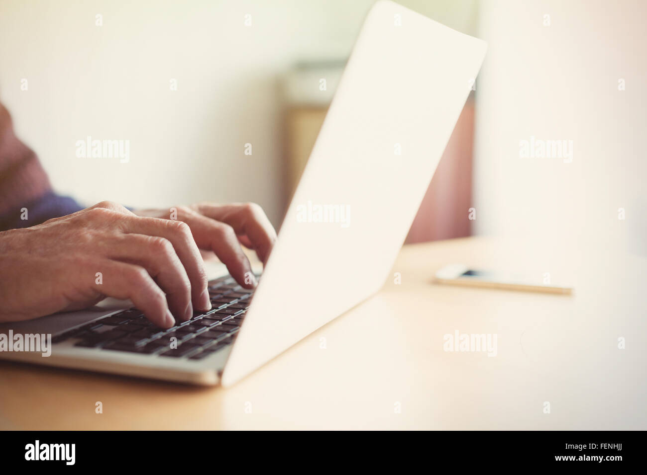 Senior woman Tippen auf Laptop am Tisch Stockfoto