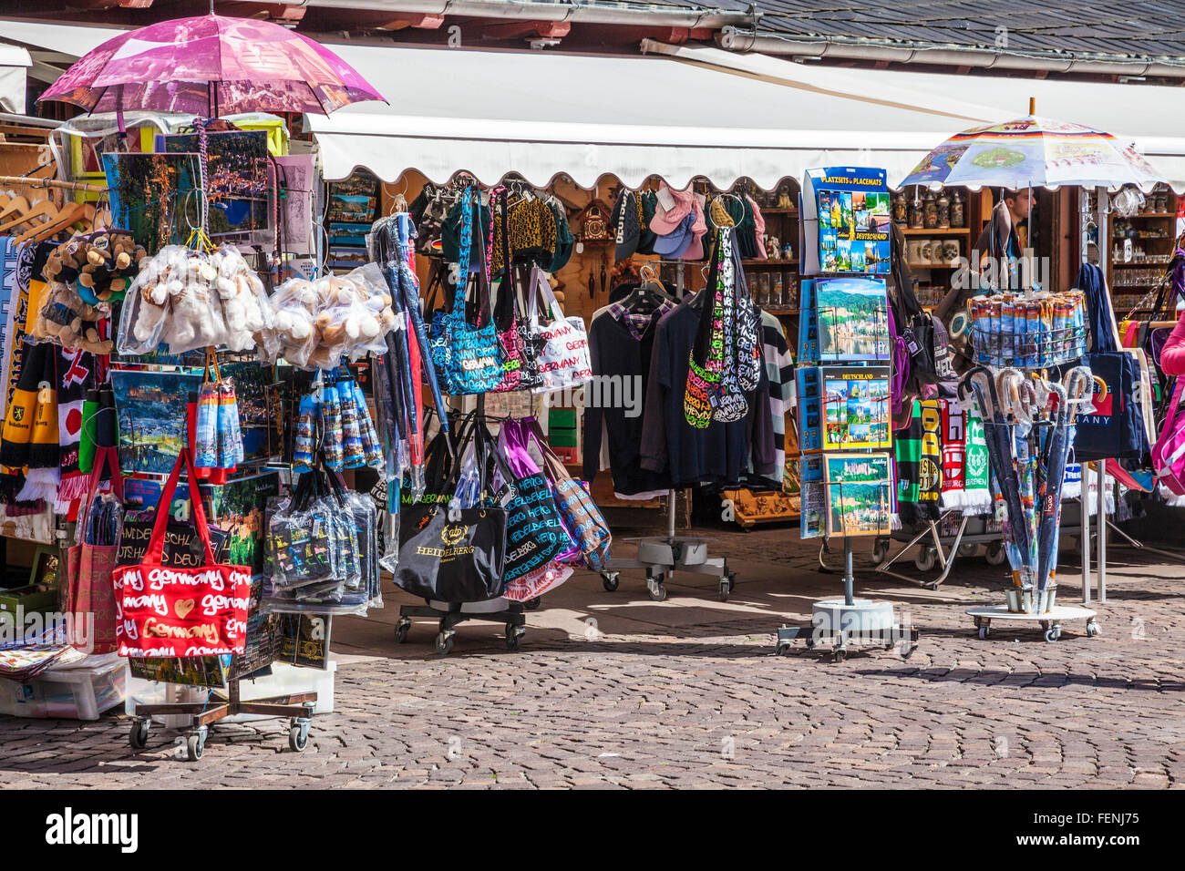 Souvenir-Shops in der Nähe der Kirche des Heiligen Geistes in Heidelberg. Stockfoto