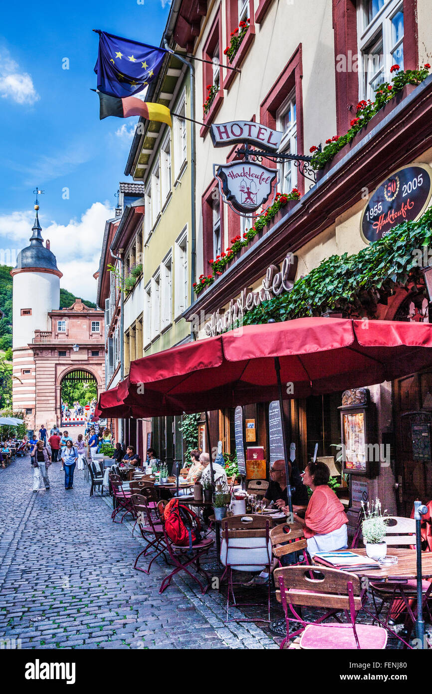 Steingasse, eine hübsche gepflasterten Straße im Quartier Altstadt von Heidelberg mit dem Tor der alten Brücke an seinem Ende. Stockfoto