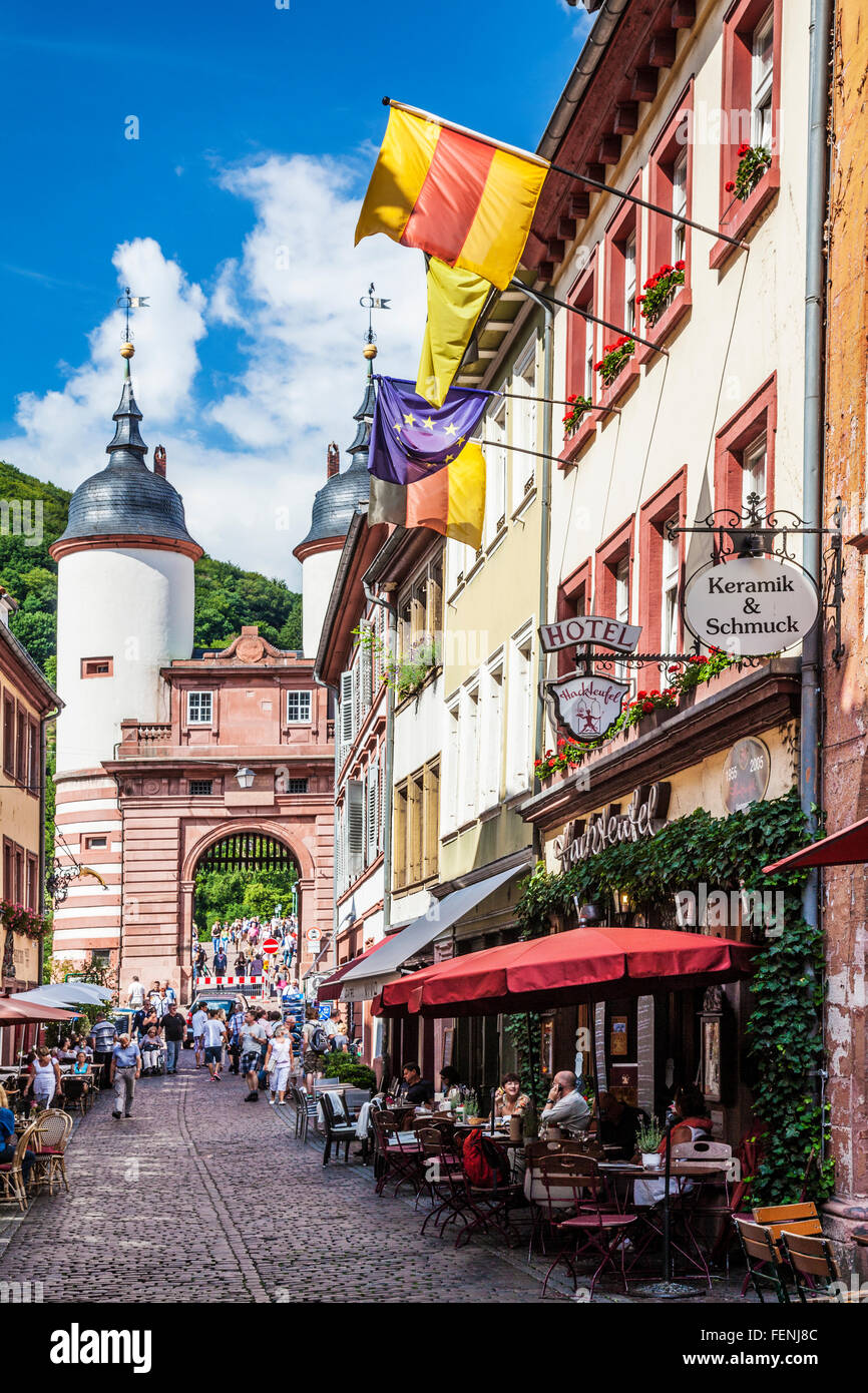 Steingasse, eine hübsche gepflasterten Straße im Quartier Altstadt von Heidelberg mit dem Tor der alten Brücke an seinem Ende. Stockfoto