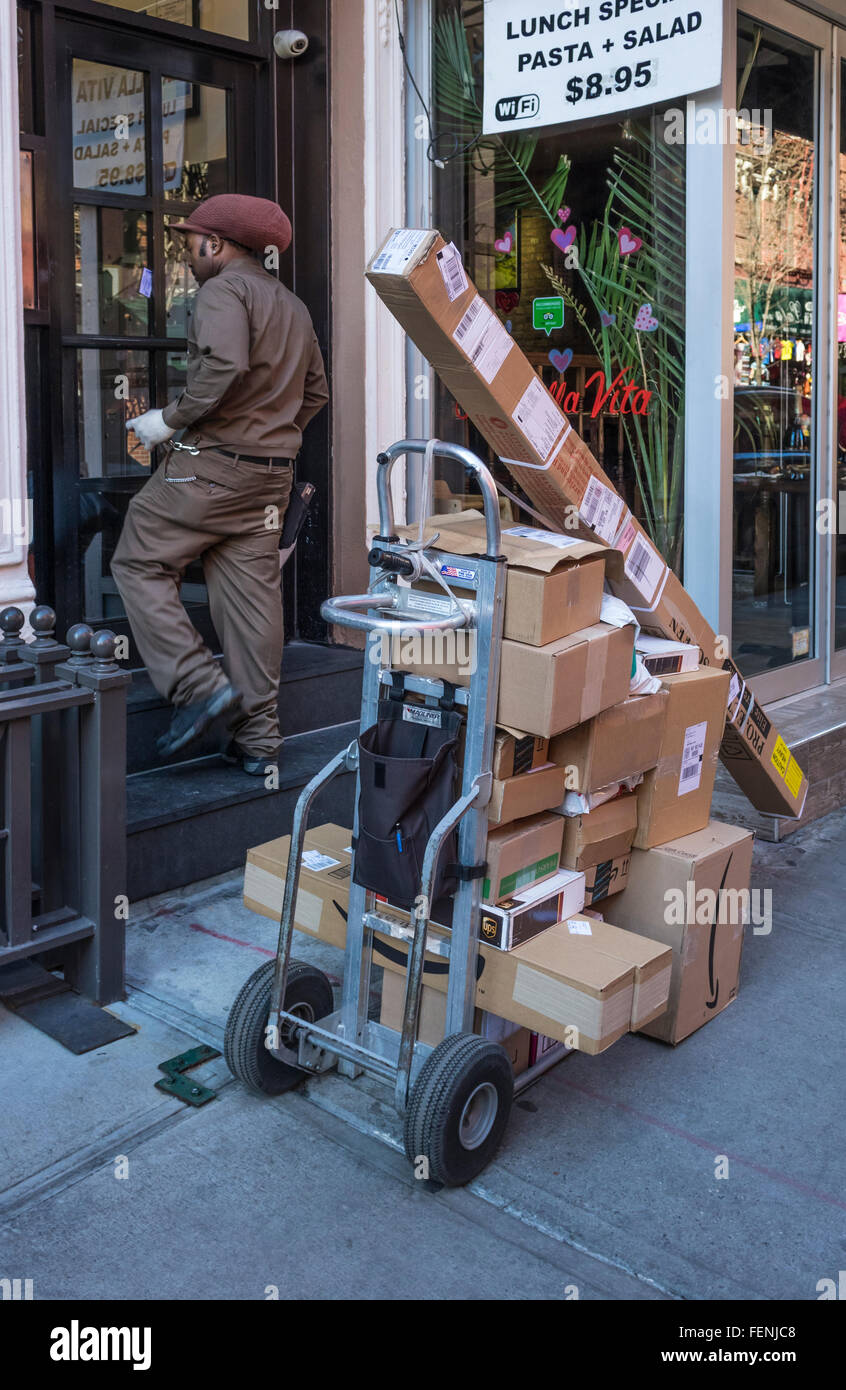 United Parcel Service-Mann liefern Pakete in New York City Stockfoto
