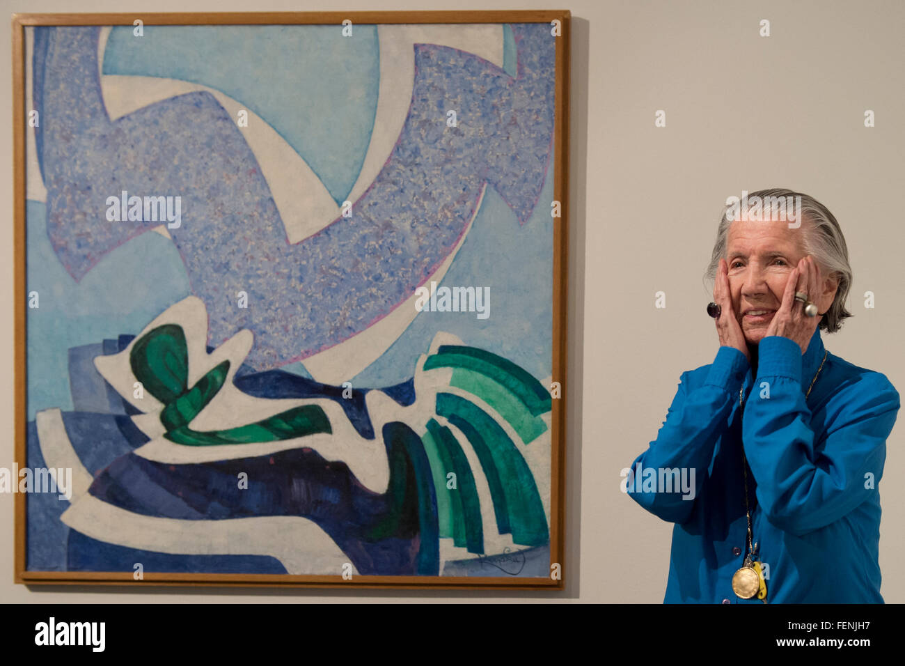 Kunstsammler und Mäzen der Kunst, die Meda Mladkova vor der Arbeit von Frantisek Kupka nach einer Pressekonferenz auf Ausstellungen mit Werken von Karel Malich und Kupka im Museum Kampa, Prag, Tschechische Republik, am Montag, 8. Februar 2016 stellt. (Foto/Michal Kamaryt CTK) Stockfoto