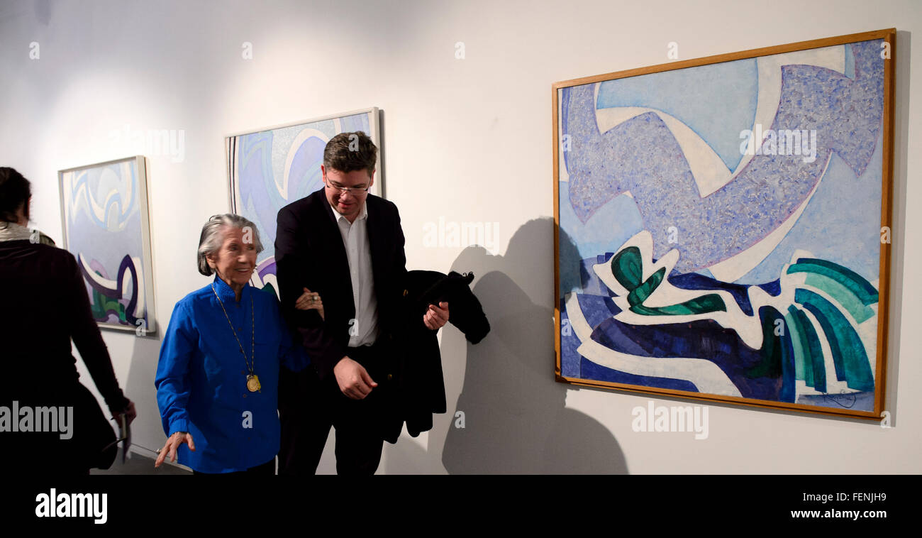 Kunstsammler und Mäzen der Kunst Meda Mladkova, links, und MEP Jiri Pospisil Spaziergang vor dem Werk von Frantisek Kupka nach einer Pressekonferenz auf Ausstellungen mit Werken von Karel Malich und Kupka im Museum Kampa, Prag, Tschechische Republik, auf Montag, 8. Februar 2016. (Foto/Michal Kamaryt CTK) Stockfoto