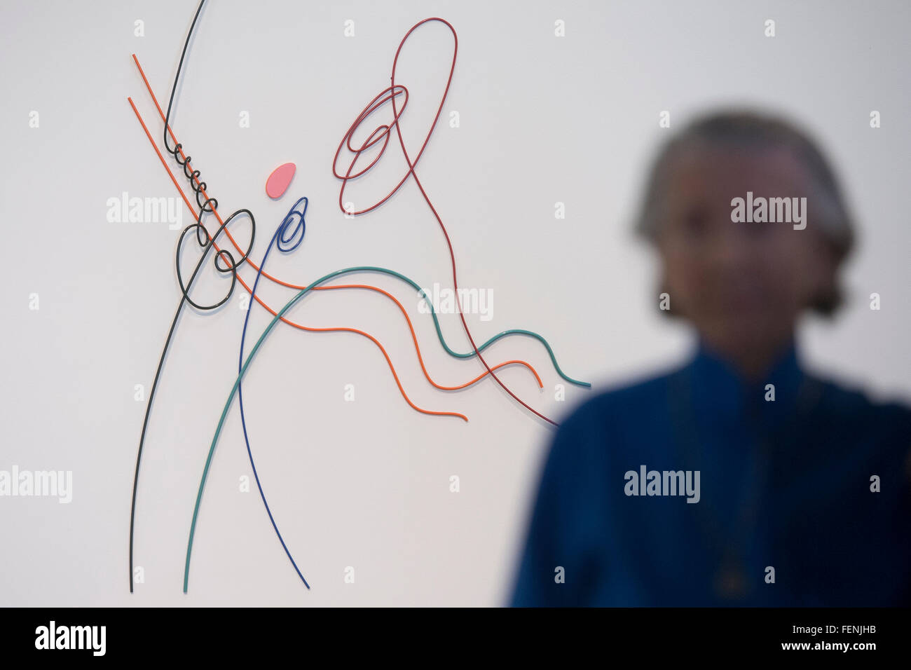 Kunstsammler und Mäzen der Kunst, die Meda Mladkova vor der Arbeit von Karel Malich nach einer Pressekonferenz auf Ausstellungen mit Werken von Malich und Frantisek Kupka im Museum Kampa, Prag, Tschechische Republik, am Montag, 8. Februar 2016 stellt. (Foto/Michal Kamaryt CTK) Stockfoto