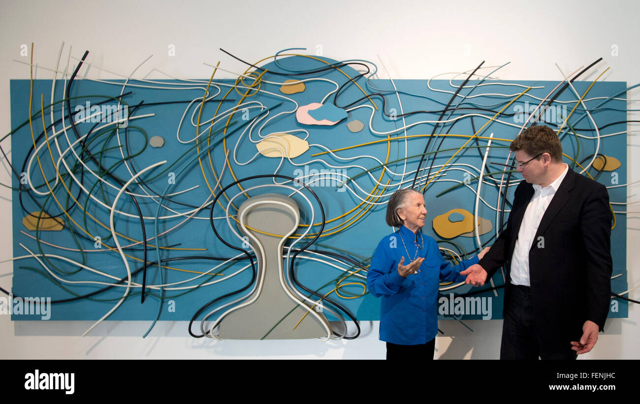 Kunstsammler und Mäzen der Kunst Meda Mladkova, links, und MEP Jiri Pospisil Pose vor dem Werk von Karel Malich nach einer Pressekonferenz auf Ausstellungen mit Werken von Malich und Frantisek Kupka im Museum Kampa, Prag, Tschechische Republik, am Montag, 8. Februar 2016. (Foto/Michal Kamaryt CTK) Stockfoto