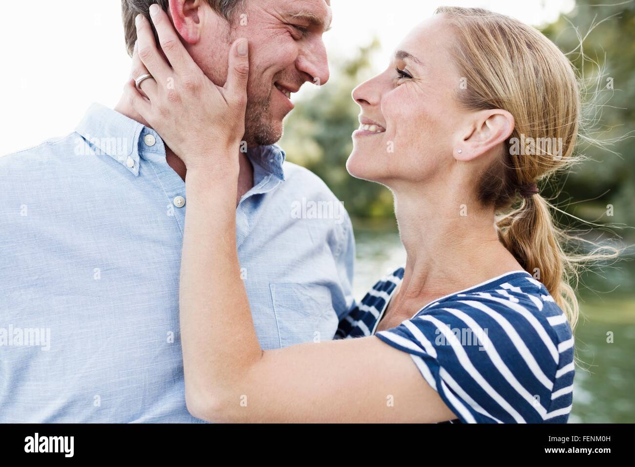 Romantisch zu zweit von Angesicht zu Angesicht im park Stockfoto