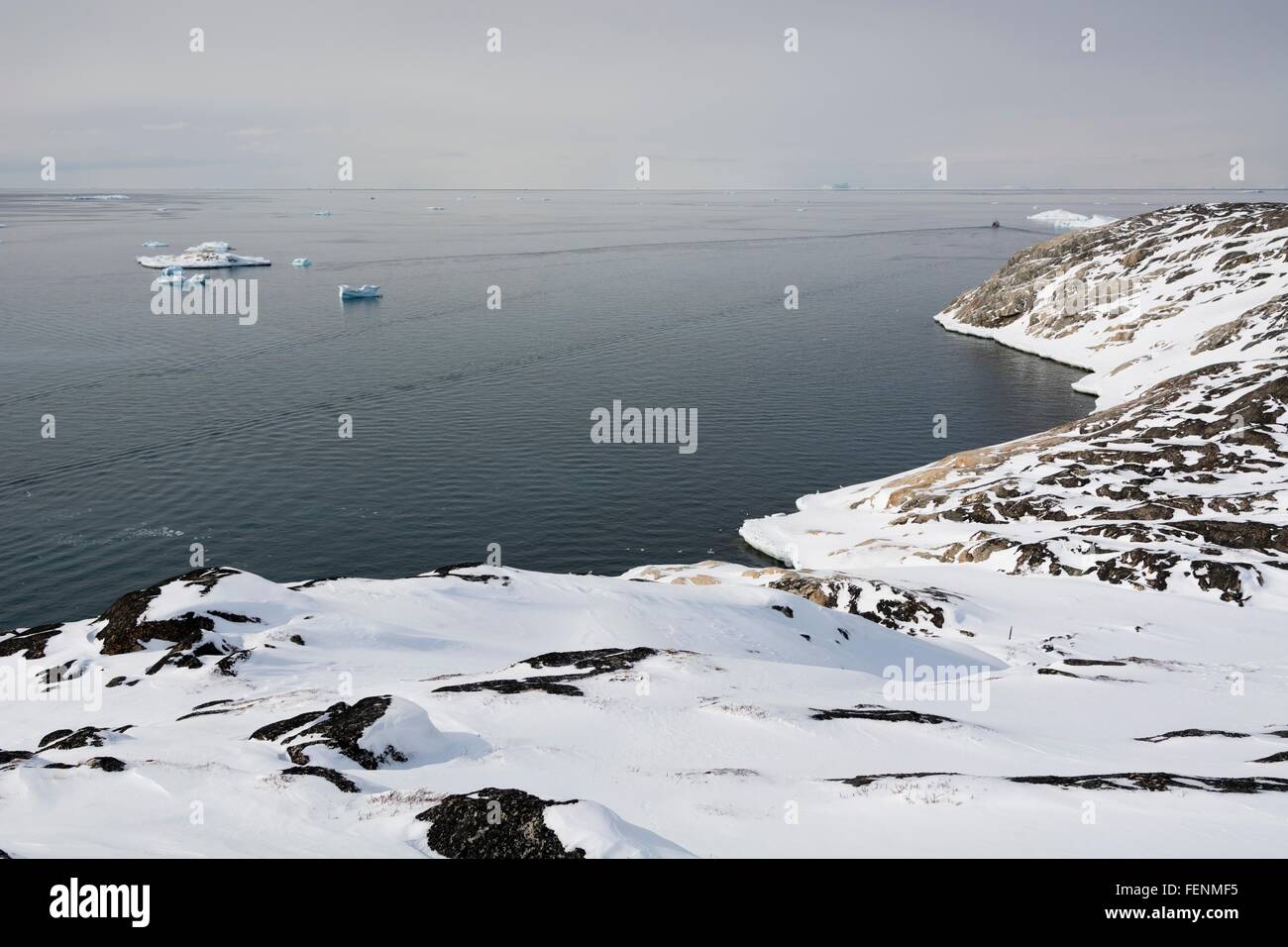 Erhöhten Blick auf Schnee bedeckte Küste und Disko-Bucht in Ilulissat, Grönland Stockfoto