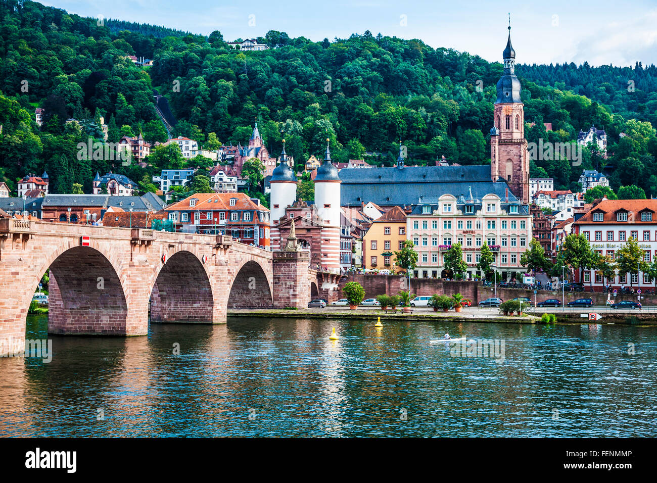 Blick über den Fluss Neckar Heidelberg Altstadt, die Kirche und die Brücke. Stockfoto