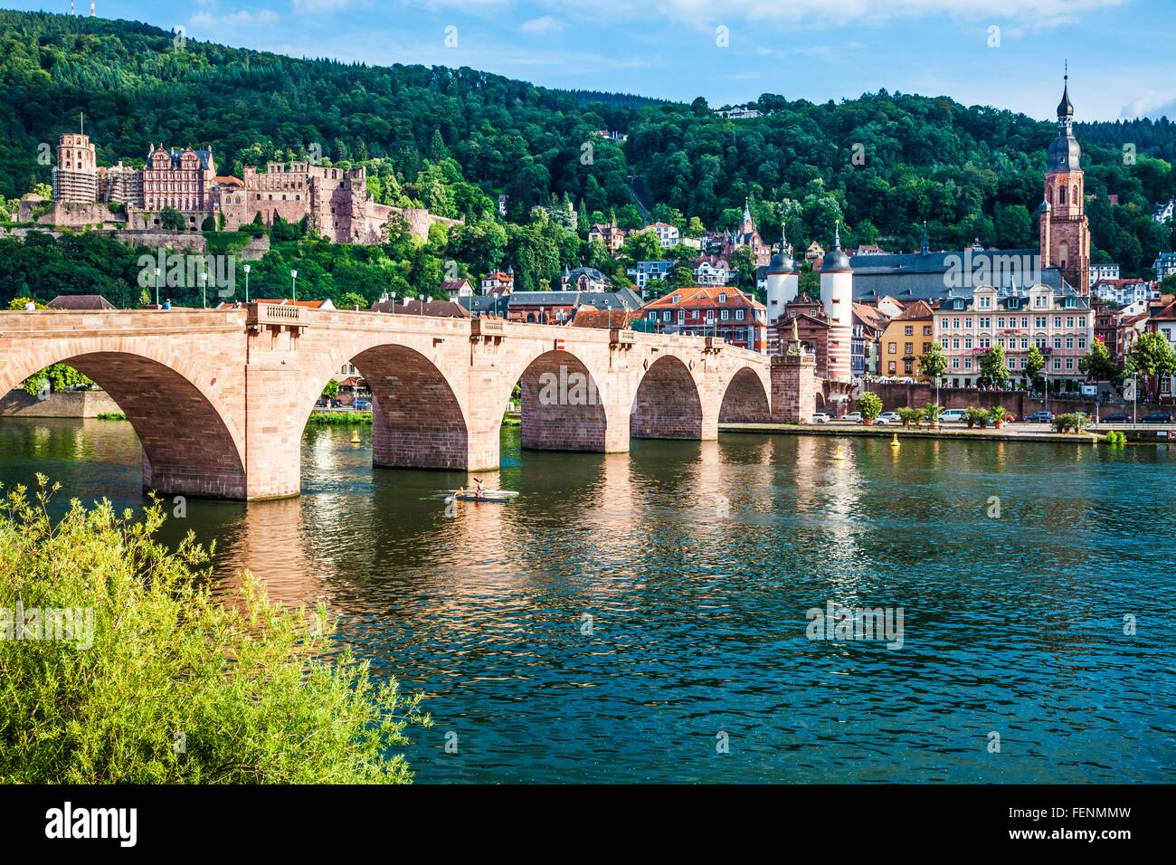 Blick über den Fluss Neckar Heidelberg Altstadt, Schloss, Kirche und Brücke. Stockfoto
