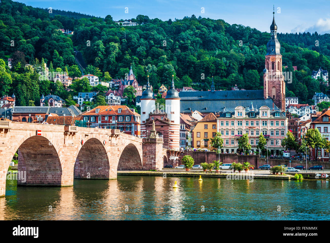 Blick über den Fluss Neckar Heidelberg Altstadt, die Kirche und die Brücke. Stockfoto