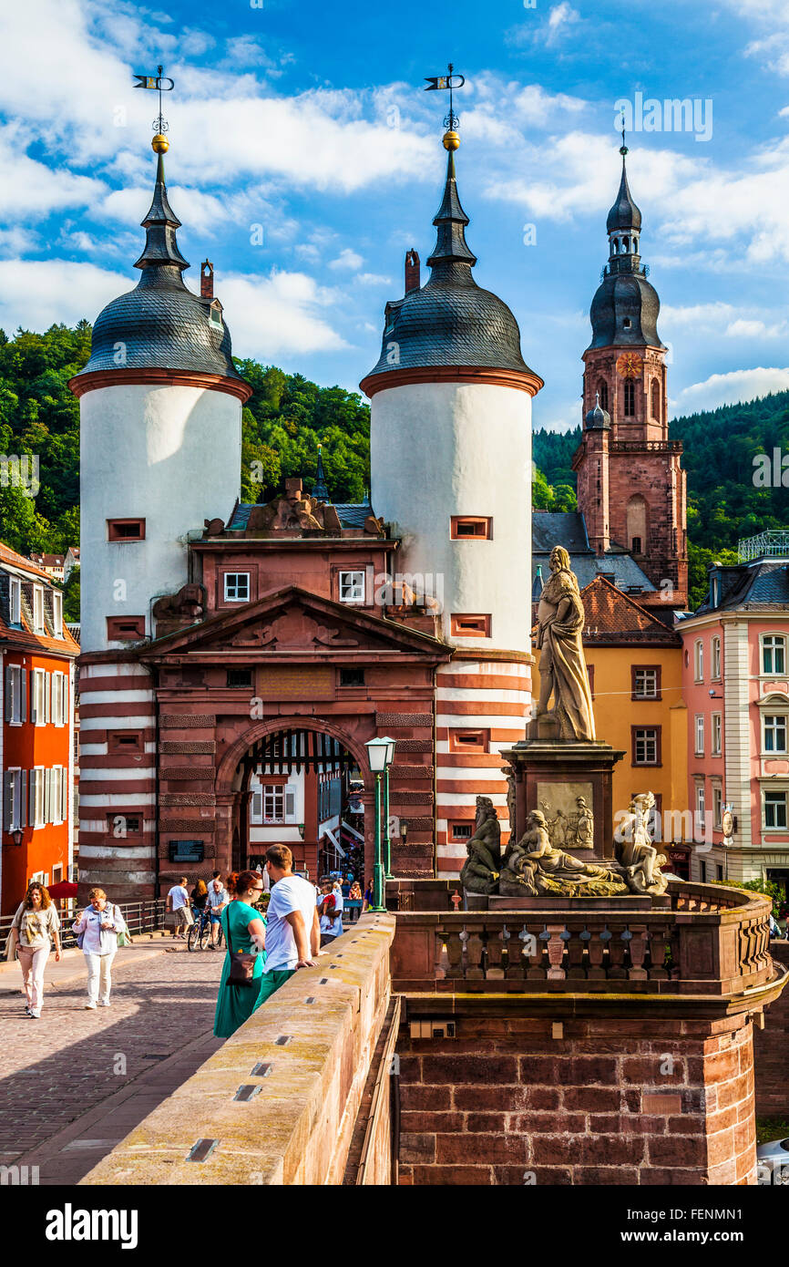 Die Türme und Tor am südlichen Ende der Karl-Theodor-Brücke oder der alten Brücke in Heidelberg mit dem Turm der Heiliggeistkirche. Stockfoto