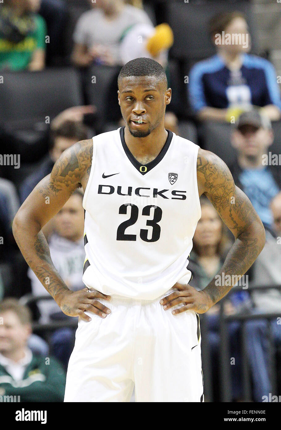 7. Februar 2016: Oregon Ducks forward Elgin Koch (23) reagiert auf einen Anruf von den Schiedsrichtern bei den NCAA-Basketball-Spiel zwischen den Enten und die Utah Utes in Matt Knight Arena, Eugene, OR Stockfoto