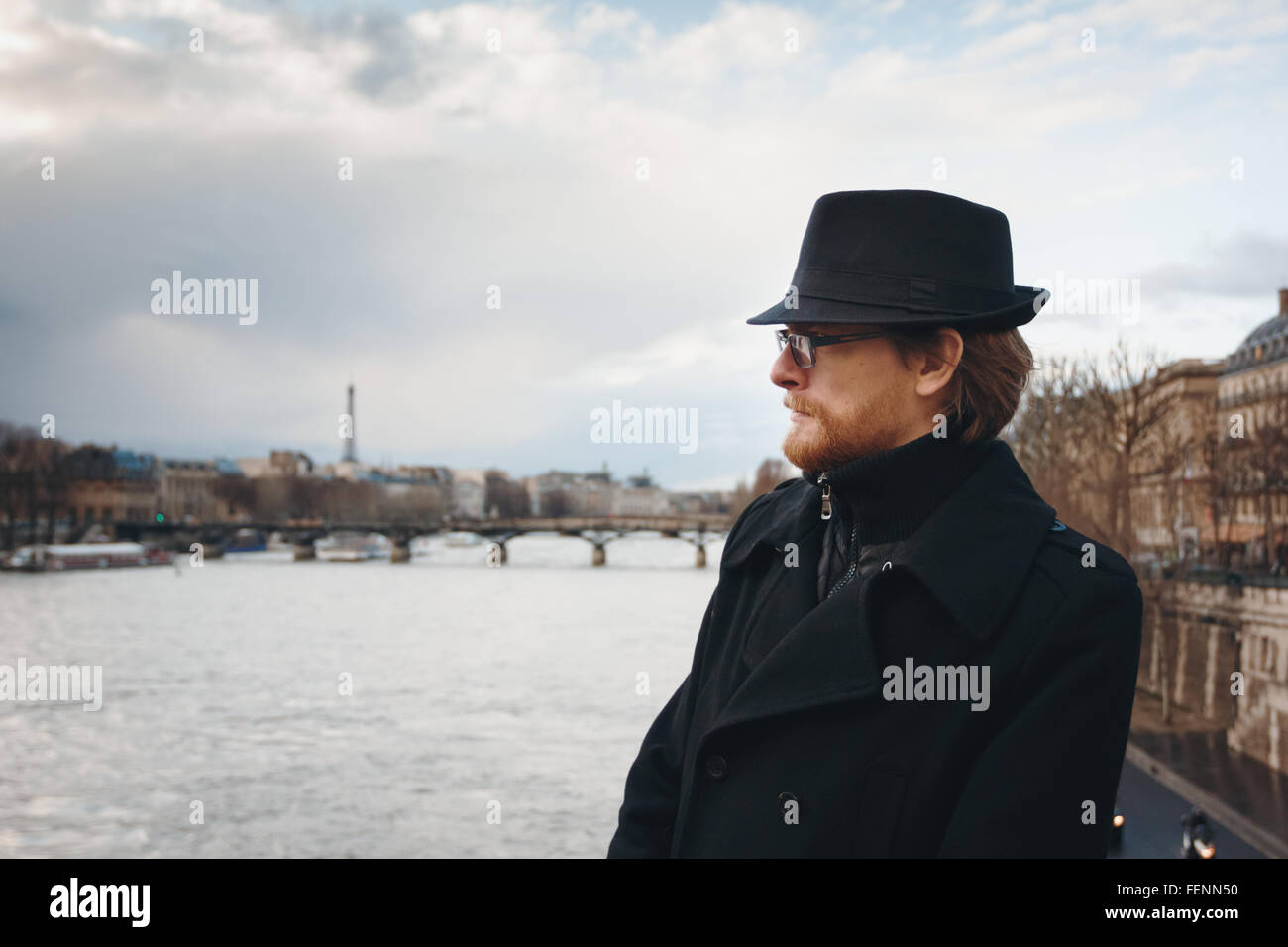 Ernste nachdenklich bärtigen Mann tragen Hut in Paris, Frankreich, zu Fuß in der Nähe von Seineufer. Kopfschuss Zusammensetzung, Platz für Text. Stockfoto