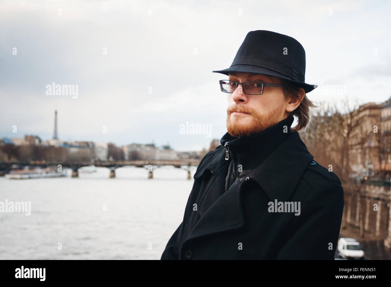 Schön ruhig bärtiger Mann mit Hut in Paris, Frankreich, in die Kamera schauen. Kopfschuss Zusammensetzung. Stockfoto
