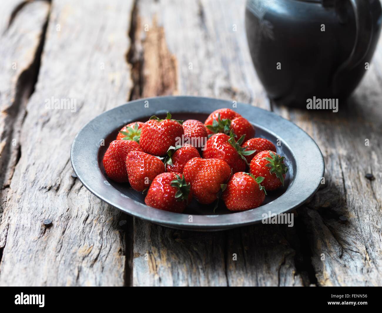 Erdbeeren in Metallschale Stockfoto