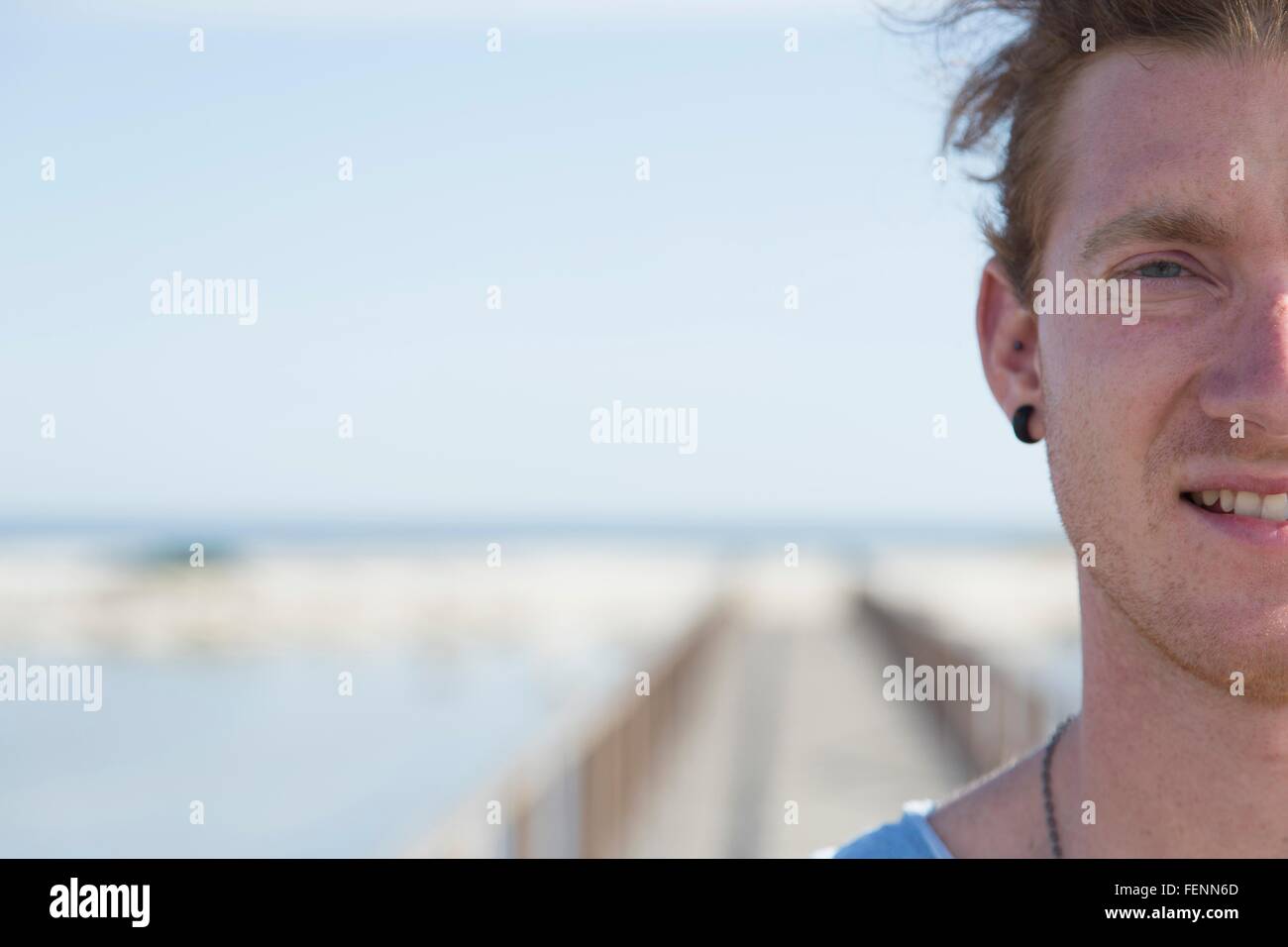 Beschnitten, Porträt des jungen Mannes Blick in die Kamera Lächeln, Sardinien, Italien Stockfoto