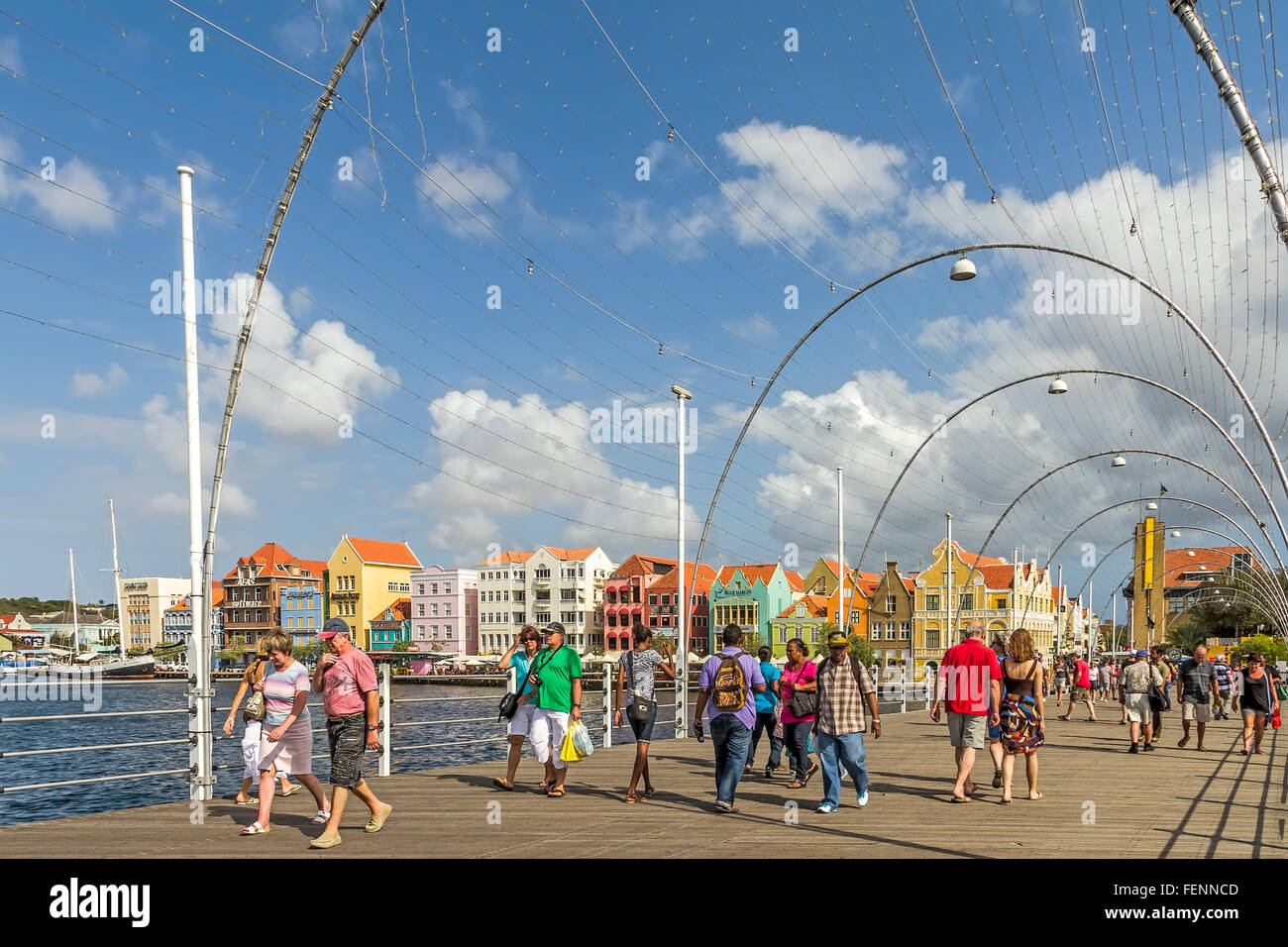 Menschen, die Überquerung des Pontonbrücke Willemstad Curacao Stockfoto