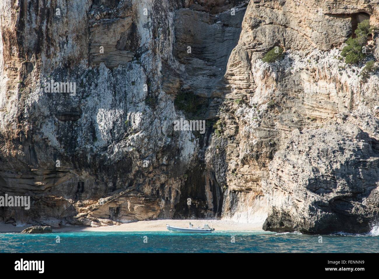 Boot auf dem Wasser durch Höhle im Felsen, Golfo di Orosei, Sardinien, Italien Stockfoto