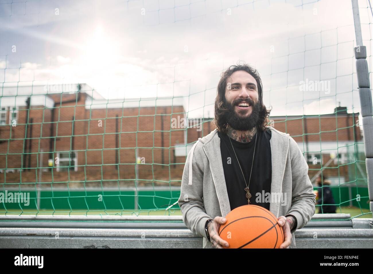 Porträt von Mitte erwachsenen Mann, der basketball Stockfoto