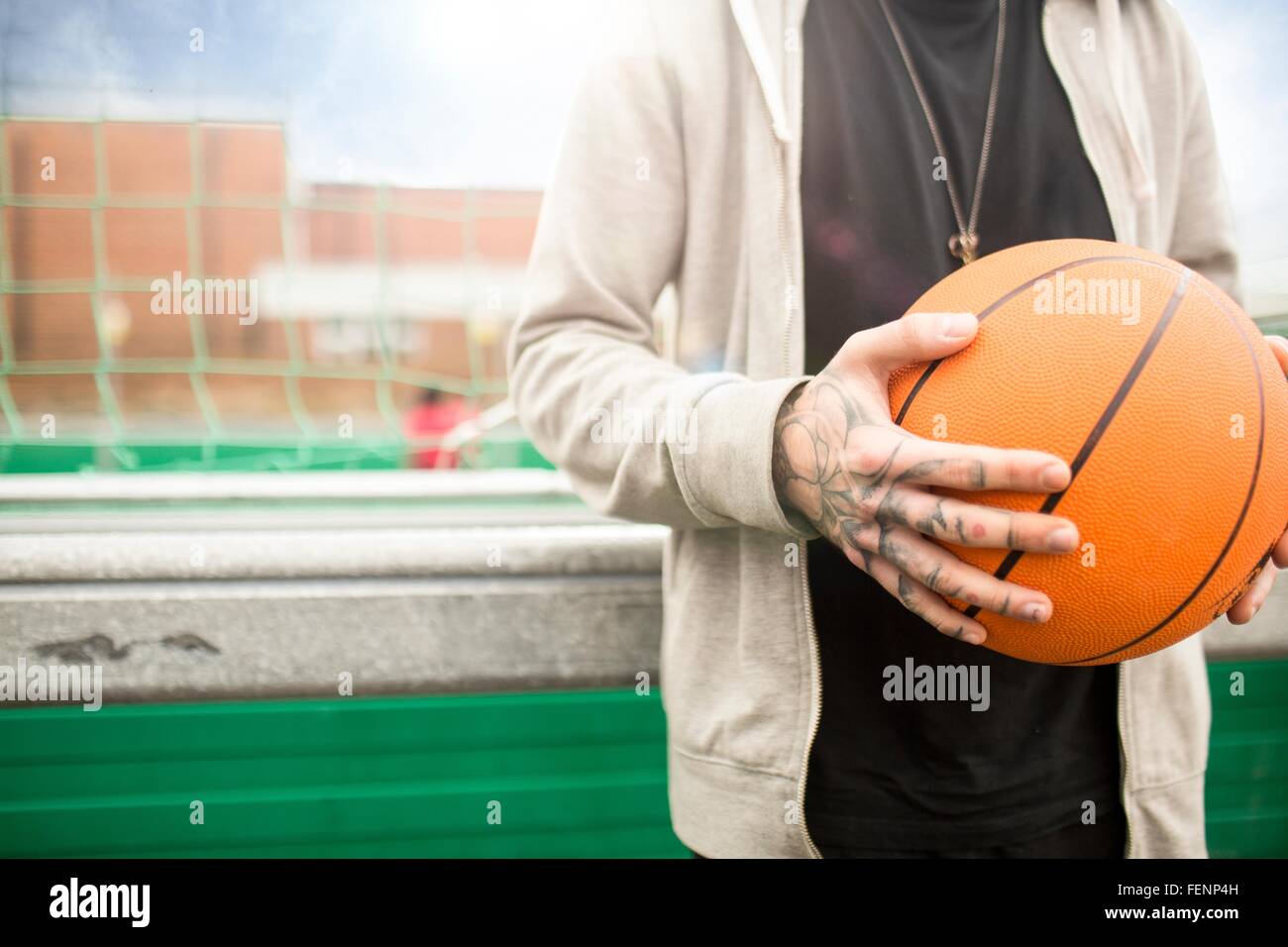 Mitte erwachsenen Mann mit Basketball, Mittelteil Stockfoto