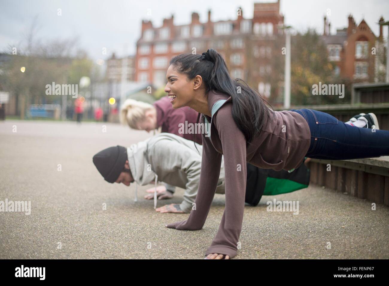 Gruppe von Erwachsenen, die Wahrnehmung im urbanen Umfeld Stockfoto