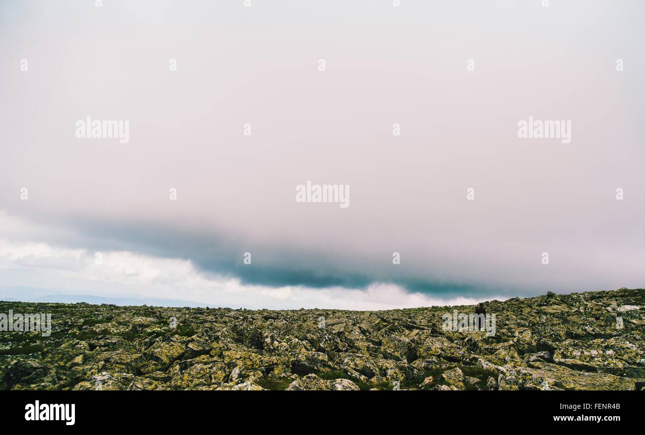 Menschen wandern über schroffe Felsen, Uralgebirge, Russland Stockfoto