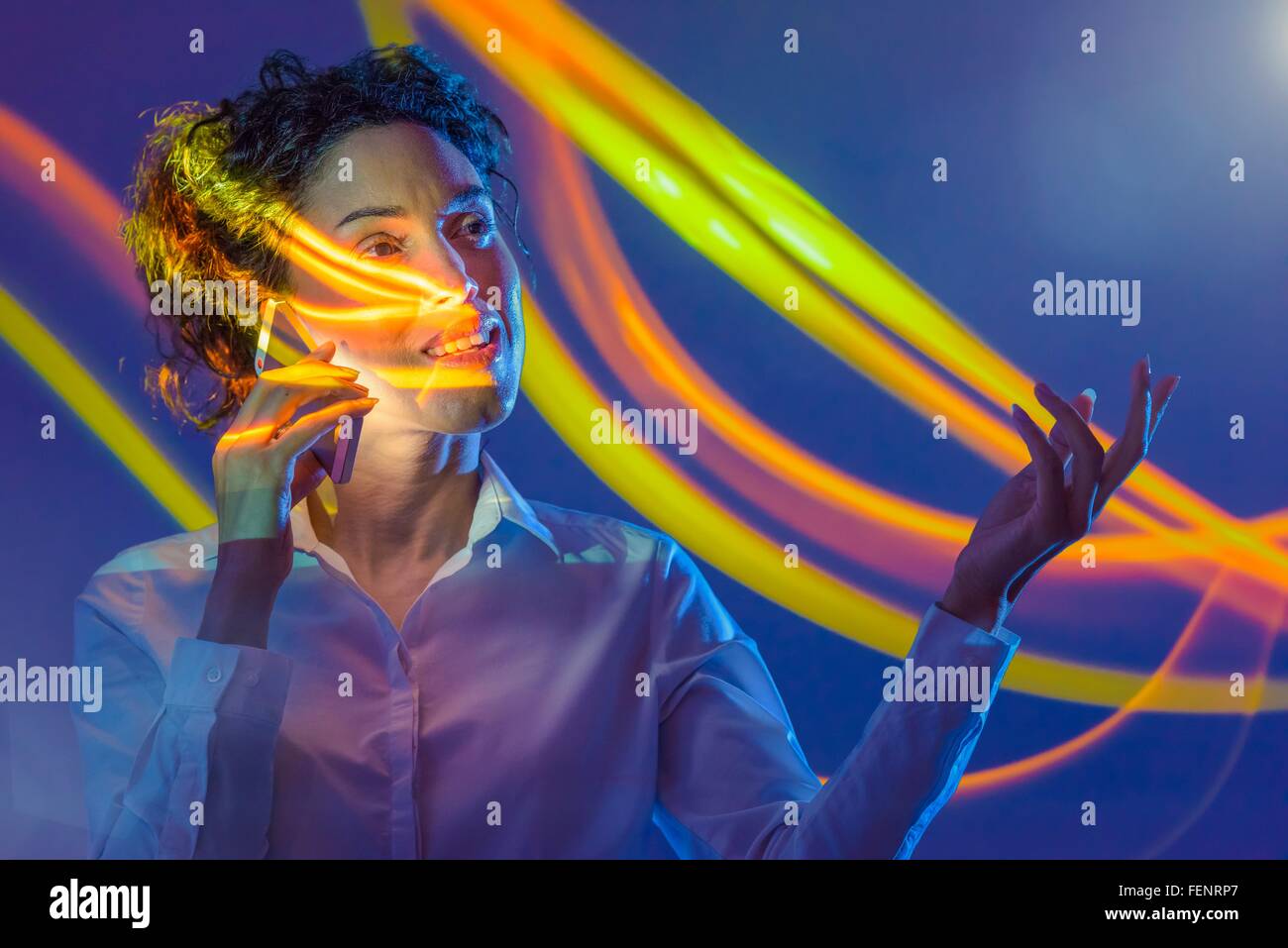 Frau mit Smartphone mit Projektion Stockfoto